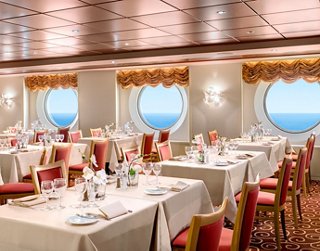 Geräumiges Restaurant mit bequemen Tischen und Meerblick für ein angenehmes Speiseerlebnis | MSC Cruises