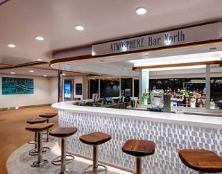 Die moderne Bar bietet eine gemütliche Atmosphäre und stilvolle Einrichtung, ideal zum Entspannen | MSC Cruises