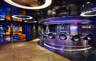 Moderner Bar mit gemütlicher Atmosphäre, perfekt zum geselligen Beisammensein und für Unterhaltung | MSC Cruises