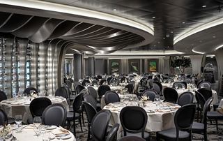Zeitgenössisches Restaurant mit eleganten Tischen und Stühlen, bereit zum Essen | MSC Cruises