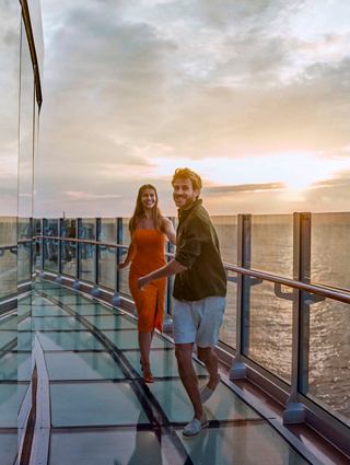 Una coppia si gode il tramonto sull’Infinity Bridge di MSC Seashore in autunno | MSC Cruises