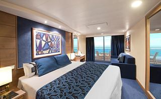 Une cabine spacieuse avec balcon, dotée d'un lit confortable et d'une décoration accueillante, idéale pour se détendre en mer | MSC Cruises