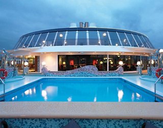 Una piscina moderna y un restaurante en un entorno cautivador | MSC Cruceros