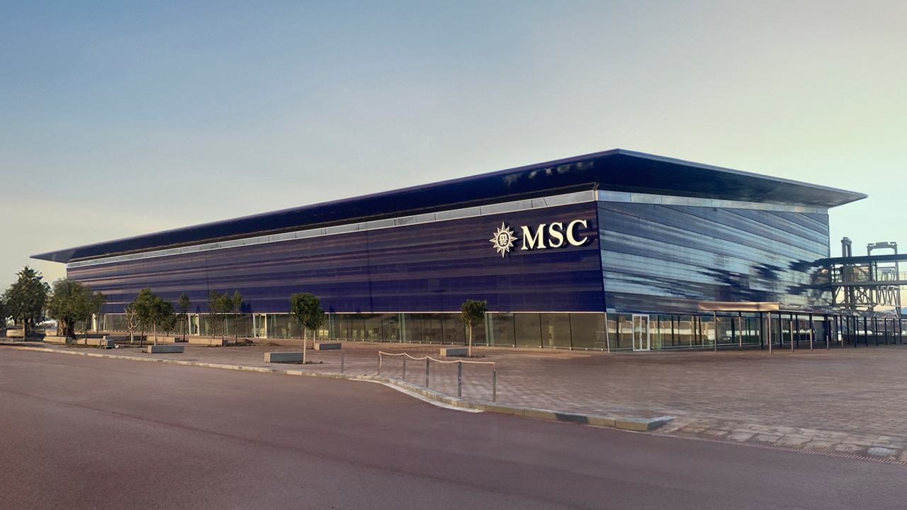 Moderno terminal de cruceros en Barcelona, España, con un diseño elegante y grandes fachadas de vidrio | MSC Cruceros