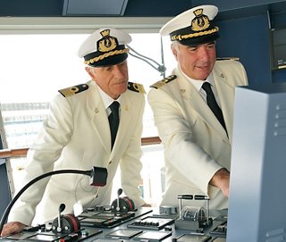 Membro dell'equipaggio che opera i comandi sul ponte della nave | MSC Crociere
