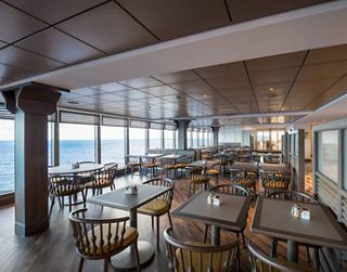 Geräumiges Restaurant mit Panoramafenstern, das köstliche Speisen und einen wunderschönen Blick auf das Meer bietet | MSC Cruises