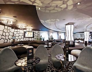 Intérieur accueillant du Black & White Lounge sur MSC Divina, parfait pour se détendre et socialiser | MSC Croisières