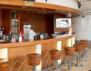Le bar avec une décoration en bois offre un endroit confortable pour se détendre et boire un verre | MSC Croisières