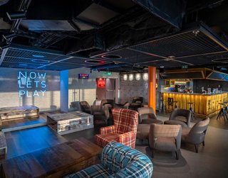 Un bar moderno y acogedor con varias opciones de asientos, perfecto para socializar | MSC Cruceros