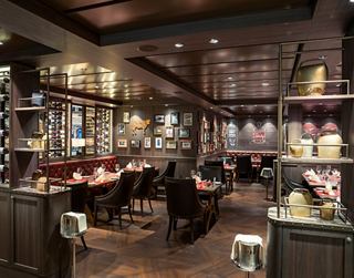 Restaurante moderno con un ambiente acogedor y mesas de comedor elegantes | MSC Cruceros