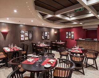Restaurant chaleureux avec des tables à manger proposant des spécialités de viande | MSC Croisières