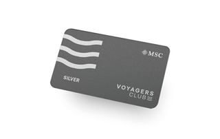 Silberne Mitgliedskarte des MSC Voyagers Club, die Loyalität und Vorteile symbolisiert | MSC Cruises