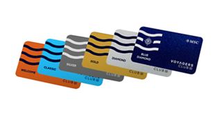 Eine Sammlung von Mitgliedskarten, die die Vorteile des MSC Voyagers Club repräsentiert | MSC Cruises