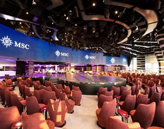 Un lounge moderno con asientos espaciosos y un ambiente elegante para relajarse | MSC Cruceros