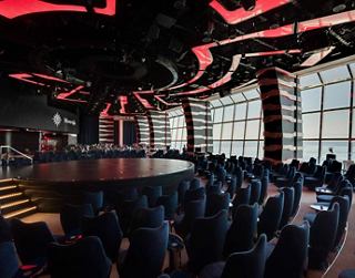 Un salon moderne avec des sièges confortables et de grandes fenêtres, offrant une expérience unique | MSC Croisières