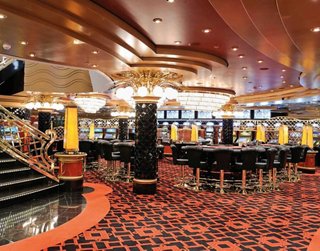 Bar de casino con un interior elegante y un ambiente acogedor para juegos y entretenimiento | MSC Cruceros