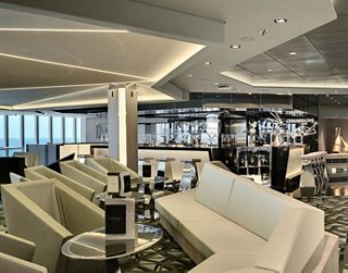 Bar moderne et élégant, parfait pour se détendre et socialiser. | MSC Croisières