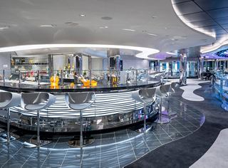 El moderno bar de champán ofrece un ambiente elegante para momentos inolvidables | MSC Cruceros