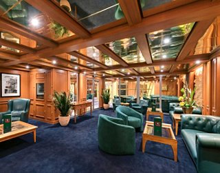 Gemütlicher Raum mit weichen Möbeln und grünen Pflanzen, ideal zum Entspannen | MSC Cruises