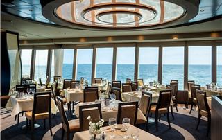 Modernes Restaurant mit Blick auf den Ozean, das eine gemütliche Atmosphäre für das Essen bietet | MSC Cruises