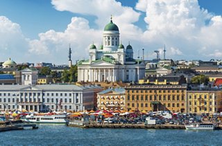 Une vue vibrante de la place du marché d'Helsinki avec la mer et la cathédrale en arrière-plan sous un ciel d'été lumineux | MSC Croisières