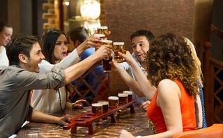 Les invités lèvent des verres de bière lors d'un événement de festival de bière à bord | MSC Cruises