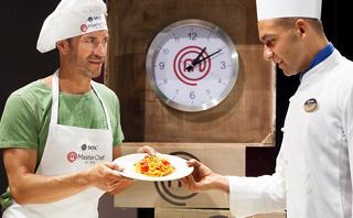 Participant tenant une assiette lors d'un défi MasterChef à bord | MSC Cruises