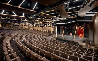 Ein geräumiges Theater mit zahlreichen Sitzplätzen, bereit für unvergessliche Aufführungen | MSC Cruises