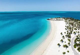 Une plage sereine avec du sable blanc et des eaux turquoises invite à la détente et à l'exploration | MSC Cruises