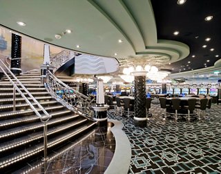 Un casino animé avec des escaliers et des machines à sous à bord du MSC Divina | MSC Croisières
