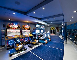 Espace de divertissement virtuel spacieux à bord de MSC Divina, éclairé en bleu apaisant | MSC Croisières