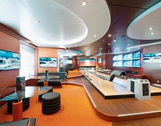 Bar sportif moderne avec des sièges confortables et du bowling à bord de MSC Divina | MSC Croisières