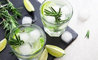 Erfrischende alkoholfreie Getränke mit Eis und Limette, garniert mit Minze | MSC Cruises