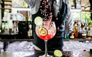 Ein lebendiger Fruchtcocktail in einem großen Glas in einer belebten Bar | MSC Cruises