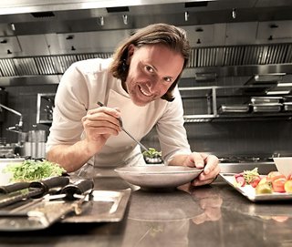 Un chef preparando cuidadosamente un plato culinario en una cocina moderna | MSC Cruceros