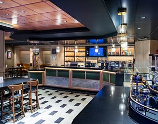 Un bar acogedor con asientos cómodos, perfecto para tus momentos especiales | MSC Cruceros