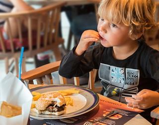 Kinder genießen Mahlzeiten an Bord des Kreuzfahrtschiffs | MSC Cruises