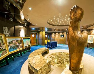 Un espacio interior acogedor con una escultura impresionante y exhibiciones vibrantes para que los huéspedes exploren y disfruten | MSC Cruceros