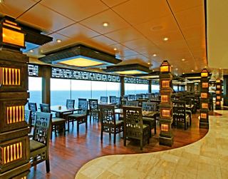 Un amplio comedor con vistas panorámicas, invitando a los huéspedes a disfrutar de una deliciosa experiencia de buffet | MSC Cruceros