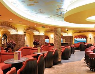 Un acogedor comedor con asientos elegantes y una iluminación cálida, perfecto para disfrutar de una cocina refinada | MSC Cruceros