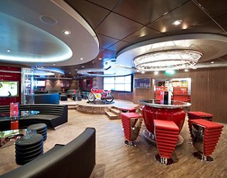 Un vibrante bar deportivo con asientos modernos y una decoración animada, perfecto para socializar y disfrutar del entretenimiento | MSC Cruceros