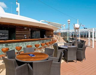 El One Bar en el MSC Fantasia ofrece un espacio acogedor con opciones de asientos cerca de la piscina | MSC Cruceros