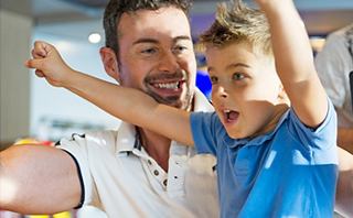 Père et fils heureux profitant des activités familiales en croisière | MSC Cruises