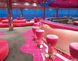 Un bar brillante y moderno con asientos rosas para momentos inolvidables | MSC Cruceros