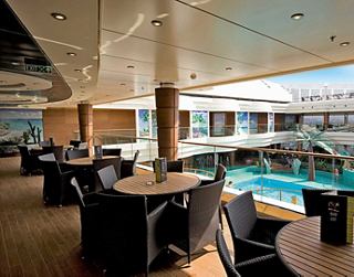 Restaurante acogedor con decoración moderna y vista a la piscina | MSC Cruceros
