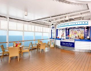Moderne Gastronomie mit Meerblick und bequemen Sitzgelegenheiten | MSC Cruises