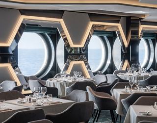 El restaurante moderno cuenta con ventanas hexagonales con vistas al mar | MSC Cruceros