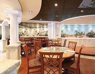 Espace de restaurant accueillant avec des tables et des chaises parfaites pour dîner entre amis | MSC Croisières