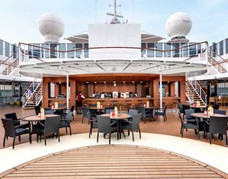 Ein entspannter Ort mit bequemen Tischen auf dem Deck des Schiffes zum Genießen | MSC Cruises