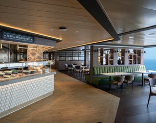 Espacio de comedor contemporáneo con un ambiente cálido y vistas impresionantes al océano | MSC Cruceros